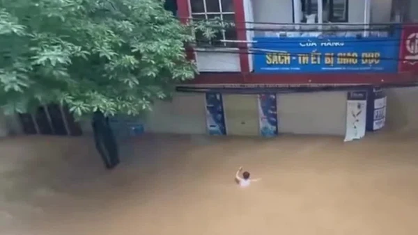 Video công an Cao Bằng giải cứu người dân trong lũ dữ