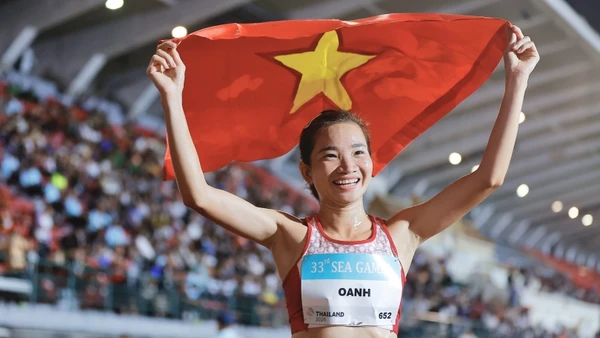 Niềm vui của Nguyễn Thị Oanh sau khi giành huy chương vàng nội dung chạy 5000m nữ, lập kỷ lục 5 lần liên tiếp giành "ngôi vương" ở nội dung này tại các kỳ SEA Games. Ảnh: TTXVN