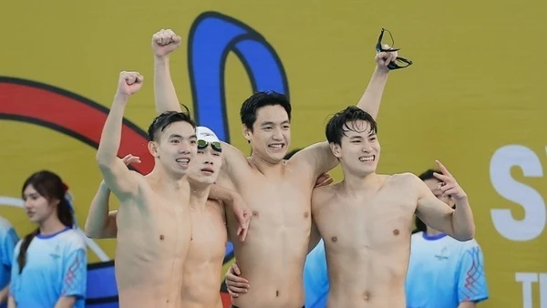 4 VĐV Nguyễn Viết Tường, Nguyễn Huy Hoàng, Trần Văn Nguyễn Quốc, Trần Hưng Nguyên giành HCV nội dung bơi 4x200 m tự do nam. Ảnh: TTXVN