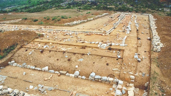 Dấu tích kiến trúc Đàn tế Nam Giao Thành nhà Hồ sau các đợt khai quật. (Ảnh: TTXVN)