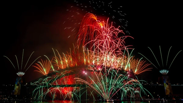 Pháo hoa trên cầu cảng Sydney, Australia. Ảnh: THX