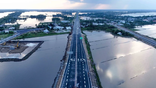 Cao tốc Cần Thơ - Cà Mau dài hơn 110km, vốn đầu tư hơn 27.500 tỷ đồng, giúp rút ngắn thời gian từ Cần Thơ đến Cà Mau còn 1 giờ 30 phút. Ảnh: TTXVN