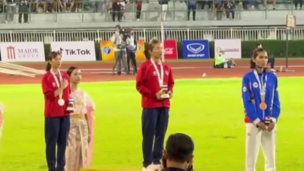 Khoảnh khắc Nguyễn Thị Oanh hát quốc ca khi nhận chiếc HCV thứ 15 ở SEA Games