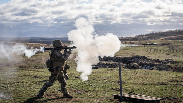 Quân nhân Ukraine sử dụng súng phóng lựu chống tăng trong huấn luyện chiến đấu chống quân đội Nga ở ngoại ô thành phố Pokrovsk thuộc Donetsk, ngày 18/12/2024. Ảnh: AA/TTXVN