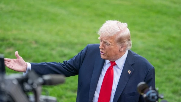 Tổng thống Donald Trump trao đổi về kế hoạch hòa bình Nga-Ukraine với các phóng viên. Ảnh: Xinhua