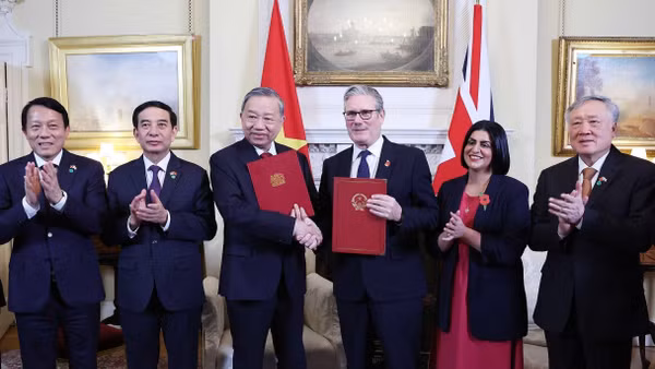 Tổng Bí thư Tô Lâm và Thủ tướng Anh Keir Starmer trao Tuyên bố chung về nâng cấp quan hệ Việt Nam-Anh lên Đối tác chiến lược toàn diện. (Ảnh: THỐNG NHẤT/TTXVN)