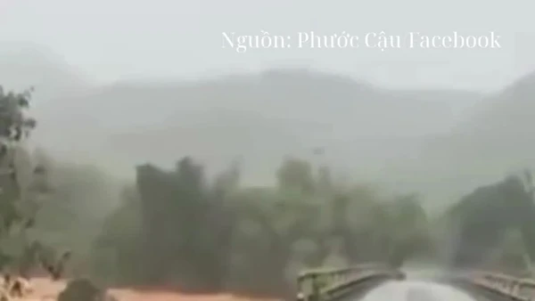 Mưa lớn làm sập cầu Le No ở Huế