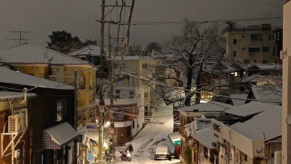 Tuyết rơi dày trên đường phố trung tâm thủ đô Seoul, Hàn Quốc. (Ảnh: X.com)