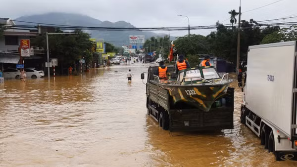 Lực lượng quân đội cùng phương tiện tham gia hỗ trợ ứng cứu người dân vùng ngập lụt tỉnh Khánh Hòa. Ảnh: TTXVN