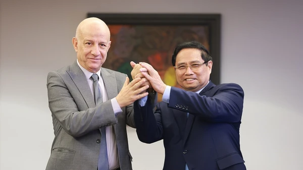 Thủ tướng Phạm Minh Chính tiếp Tổng Bí thư Đảng Mặt trận Giải phóng Dân tộc Algeria (FLN) Abdelkrim Benmbarek. Ảnh: TTXVN