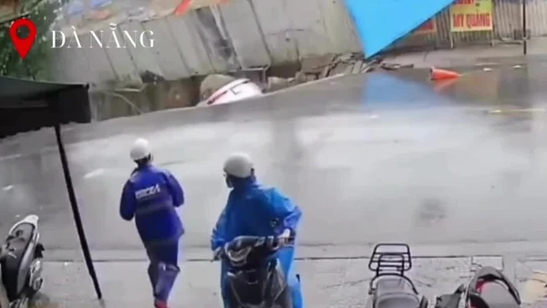 Đà Nẵng: Camera nhà dân ghi lại cảnh hố sụt "nuốt chửng" hai xe hơi