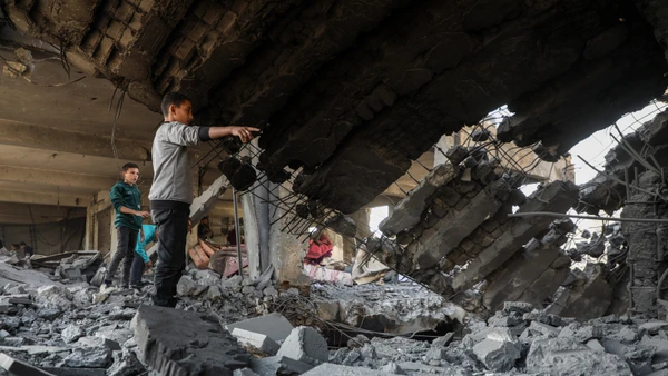 Ngôi nhà bị phá hủy sau cuộc không kích của Israel tại phía Đông thành phố Gaza ngày 20/11/2025. Ảnh: THX/TTXVN