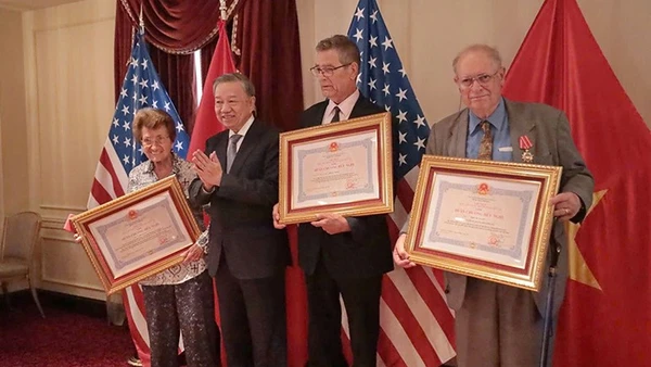 Bà Cora Weiss (trái) nhận Huân chương Hữu nghị từ tay Tổng Bí thư, Chủ tịch nước Tô Lâm (nay là Tổng Bí thư) vào tháng 9/2024 tại New York (Mỹ).