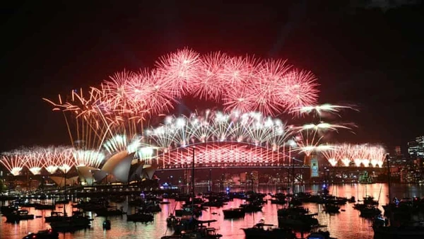 Pháo hoa trên cầu cảng Sydney, Australia.