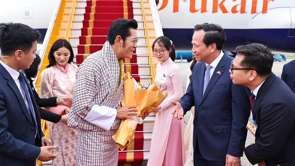 Bộ trưởng Bộ Dân tộc và Tôn giáo Đào Ngọc Dung đón Quốc vương Bhutan Jigme Khesar Namgyel Wangchuck và Hoàng hậu tại sân bay Quốc tế Nội Bài. (Ảnh: Minh Đức/TTXVN)