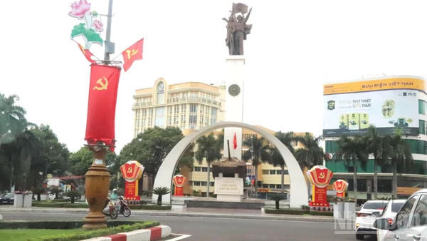 Khu vực tượng đài Ngã 6 Buôn Ma Thuột, trung tâm tỉnh Đắk Lắk được trang trí lộng lẫy chào mừng Đại hội đại biểu Đảng bộ tỉnh lần thứ I, nhiệm kỳ 2025-2030.