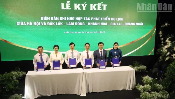 Lãnh đạo Sở Du lịch Hà Nội và Sở Văn hóa, Thể thao và Du lịch các tỉnh Đắk Lắk, Gia Lai, Lâm Đồng, Quảng Ngãi, Khánh Hòa ký kết biên bản hợp tác phát triển du lịch giai đoạn 2026-2030.