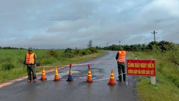 Các lực lượng chức năng đặt biển cảnh báo đường bị ngập sâu nguy hiểm và canh gác không cho người dân đi qua lại.