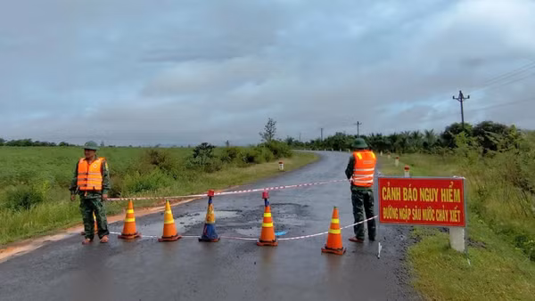 Các lực lượng chức năng đặt biển cảnh báo đường bị ngập sâu nguy hiểm và canh gác không cho người dân đi qua lại.