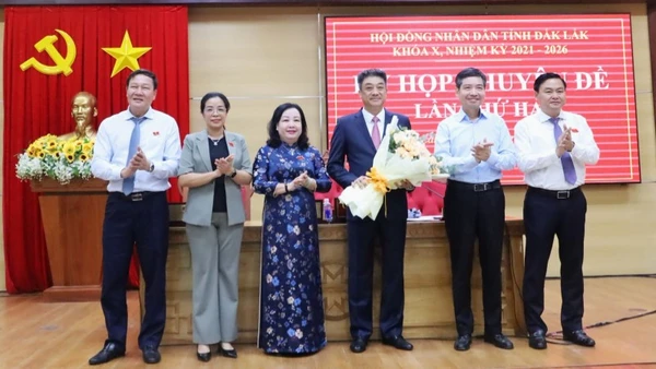 Lãnh đạo Tỉnh ủy, Hội đồng nhân dân, Ủy ban nhân dân tỉnh Đắk Lắk tặng hoa chúc mừng đồng chí Từ Thái Giang. (Ảnh: Minh Huệ)