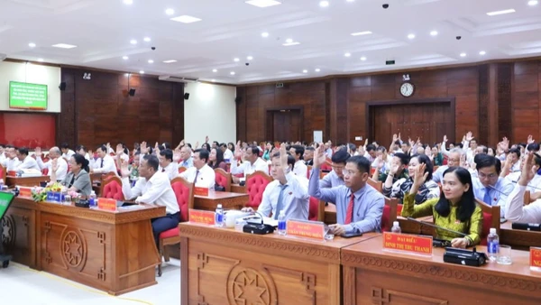 Các đại biểu Hội đồng nhân dân tỉnh Đắk Lắk biểu quyết thông qua Nghị quyết kỳ họp. (Ảnh: MINH HUỆ)