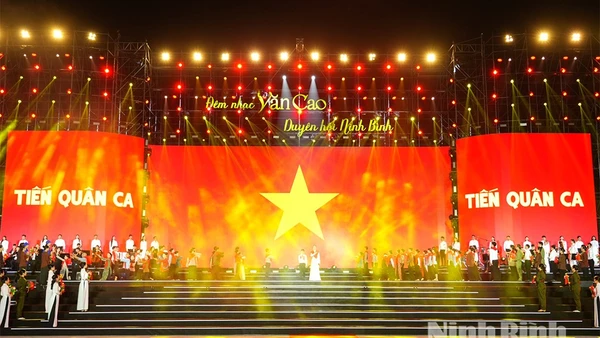 Bài hát mở màn "Tiến quân ca" vang lên tại Quảng trường Đinh Tiên Hoàng Đế khiến nhiều người xúc động.