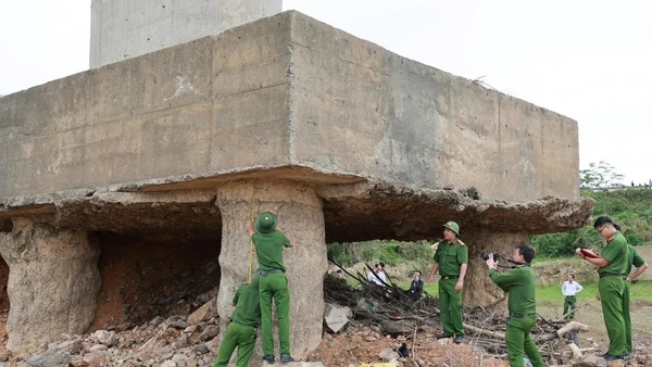 Công an tỉnh Phú Thọ kiểm tra cầu Sông Lô (Ảnh: Công an Phú Thọ).