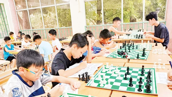 Ngày càng nhiều thanh thiếu nhi tham gia chơi cờ vua tại Cao Bằng. Ảnh: Cờ vua CB