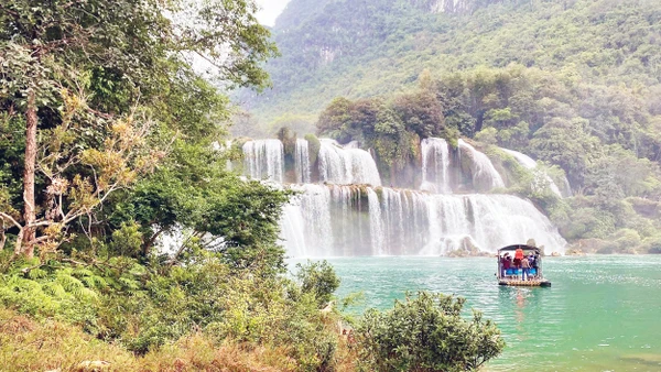 Vẻ đẹp hùng vĩ của thác Bản Giốc - thác nước nằm trên đường biên giới lớn thứ tư trên thế giới.