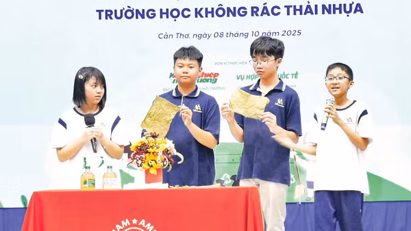 Học sinh Trường trung học phổ thông Việt-Mỹ giới thiệu các sản phẩm tái chế từ rác thải. Ảnh: Mỹ Ly