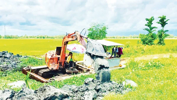 Người dân xã Mỹ Thuận, tỉnh An Giang gia cố đê bao bảo vệ sản xuất. Ảnh: Thùy Trang