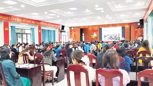 Một buổi tuyên truyền vận động phụ nữ sinh đủ 2 con tại Liên Chiểu, Đà Nẵng.