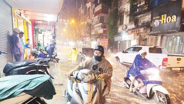 Phố Nguyễn Tuân thường xuyên ngập sau mưa lớn. Ảnh: Võ Hải