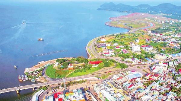 Toàn cảnh phường Hà Tiên nhìn từ trên cao.