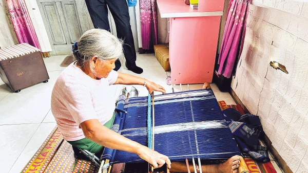 Các kỹ thuật dệt thổ cẩm vẫn được bà Bon Niêng G’Lòng gìn giữ và truyền lại cho con, cháu.