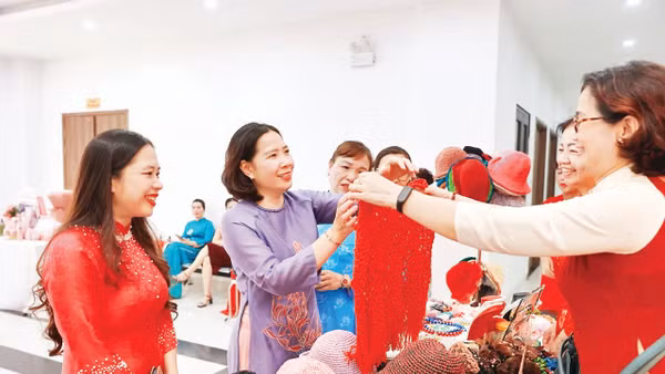 Chủ tịch Hội Liên hiệp Phụ nữ TP Hà Nội Lê Kim Anh thăm quan gian hàng của Tổ phụ nữ khuyết tật tự lực phường Khương Đình.