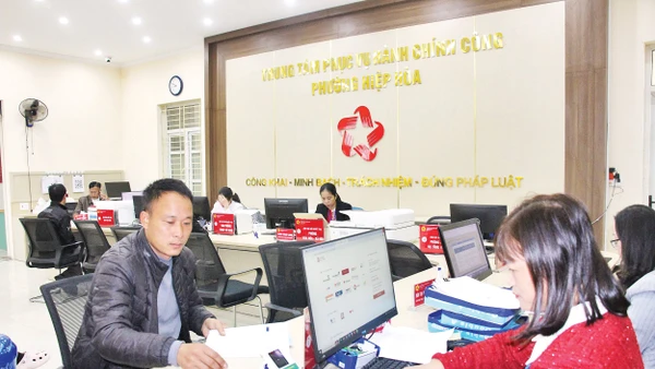 Cán bộ Trung tâm phục vụ hành chính công phường Hiệp Hòa giải quyết thủ tục hành chính phục vụ người dân. 