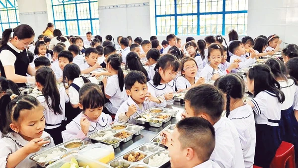 Học sinh Trường tiểu học Lê Lợi ăn trưa tại trường.