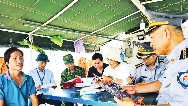 Lực lượng chức năng tuyên truyền các quy định về khai thác hải sản.
