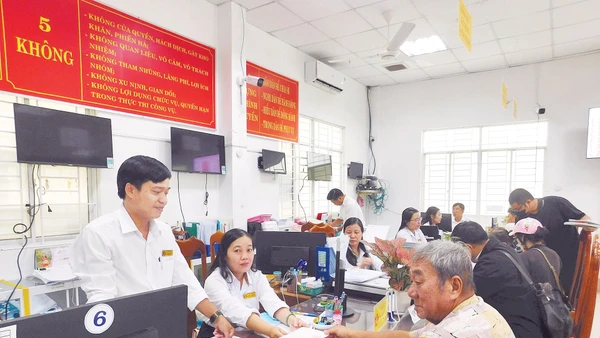 Người dân nhận kết quả tại Trung tâm Phục vụ hành chính công phường Long Xuyên, tỉnh An Giang.