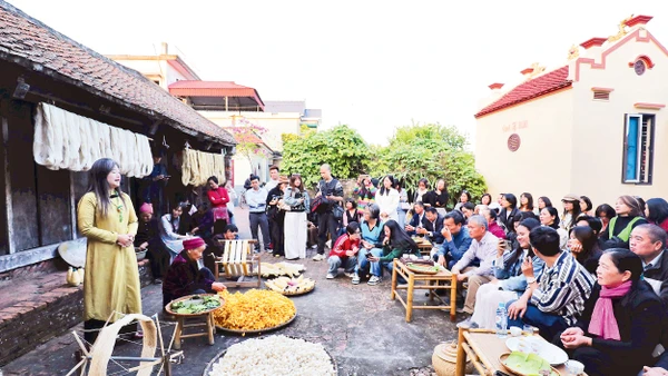 Du khách tìm hiểu và trải nghiệm nghề dệt đũi có truyền thống hơn 400 năm của làng Nam Cao (xã Thống Nhất).