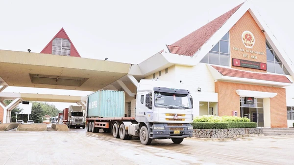 Nằm trên trục đường xuyên Á đi qua Tây Ninh, cửa khẩu quốc tế Mộc Bài là cửa khẩu đường bộ lớn nhất cả nước. Nguồn: tayninh.gov.vn
