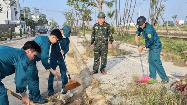  Đại tá Lê Huy Nghĩa kiểm tra, động viên lực lượng dân quân tham gia phong trào “Ngày chủ nhật xanh”.