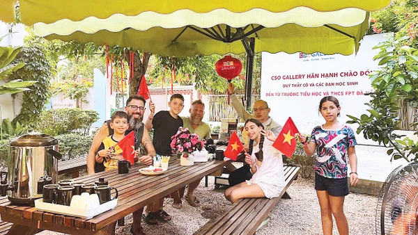 Du khách tham quan CSO Gallery ở Hội An.