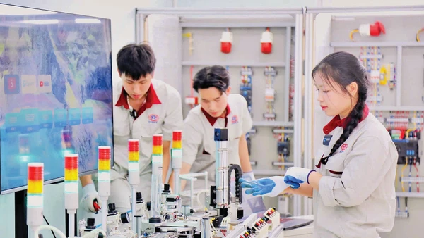 Đầu tư cho nguồn nhân lực chất lượng cao là chìa khóa để phát triển bền vững. Ảnh: Xuân Khánh