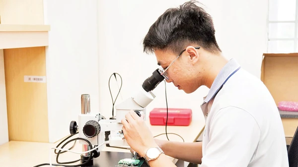 Con người là trung tâm của quá trình chuyển đổi xanh. Ảnh: Võ Liên