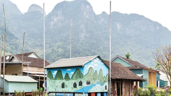 Nhà phao ở làng Tân Hóa, tỉnh Quảng Trị được lắp đặt ngay bên cạnh căn nhà chính của một gia đình. Nguồn: Oxalis Adventure 