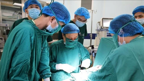 Các y, bác sỹ đầu ngành thực hiện phẫu thuật miễn phí cho trẻ em tại Bệnh viện Sản Nhi tỉnh Phú Thọ. 