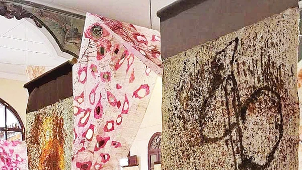 Các tác phẩm nghệ thuật được thể hiện trên giấy dứa.