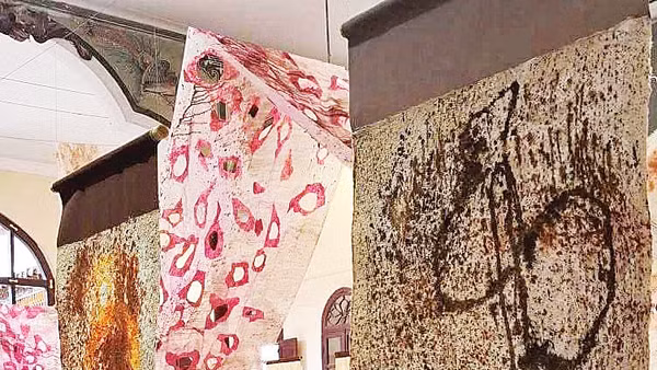 Các tác phẩm nghệ thuật được thể hiện trên giấy dứa.